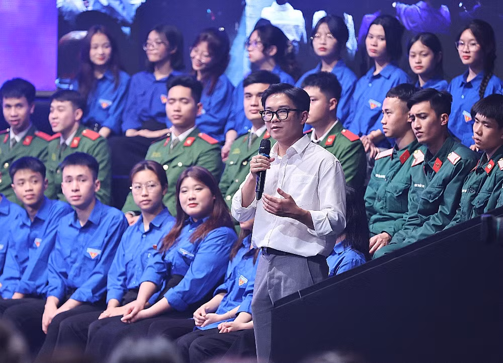 Các đại biểu nêu ý kiến, đặt câu hỏi tại diễn đàn.