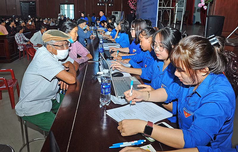 Đoàn viên, thanh niên tình nguyện hỗ trợ người cao tuổi đăng ký khám, tầm soát bệnh sau buổi lễ. Đoàn viên, thanh niên tình nguyện hỗ trợ người cao tuổi đăng ký khám, tầm soát bệnh sau buổi lễ.
