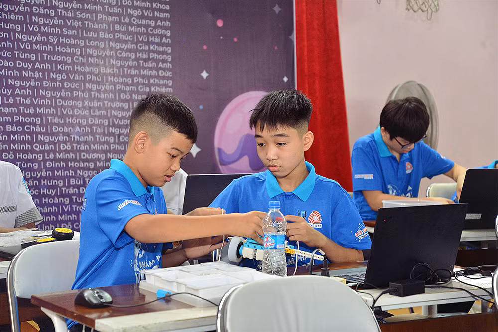 Các "kỹ sư nhí" lắp ráp, chuẩn bị robot trước giờ thi đấu. Các "kỹ sư nhí" lắp ráp, chuẩn bị robot trước giờ thi đấu.
