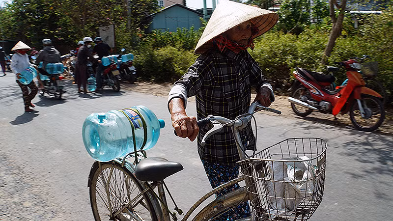 Bà con nhân dân Bến Tre hồ hởi nhận nước sạch từ chương trình.