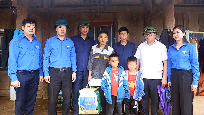 Bí thư Trung ương Đoàn Ngô Văn Cương (thứ 2 từ trái sang) và đại diện các đơn vị liên quan trao quà tặng người dân, thanh thiếu nhi chịu ảnh hưởng của mưa lũ.