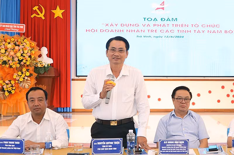 Phó Chủ tịch tỉnh Trà Vinh Nguyễn Quỳnh Thiện phát biểu tại tọa đàm. Phó Chủ tịch tỉnh Trà Vinh Nguyễn Quỳnh Thiện phát biểu tại tọa đàm.