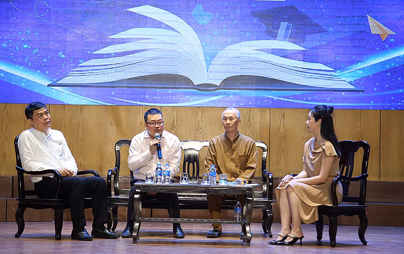 Các chuyên gia thảo luận tại Diễn đàn.