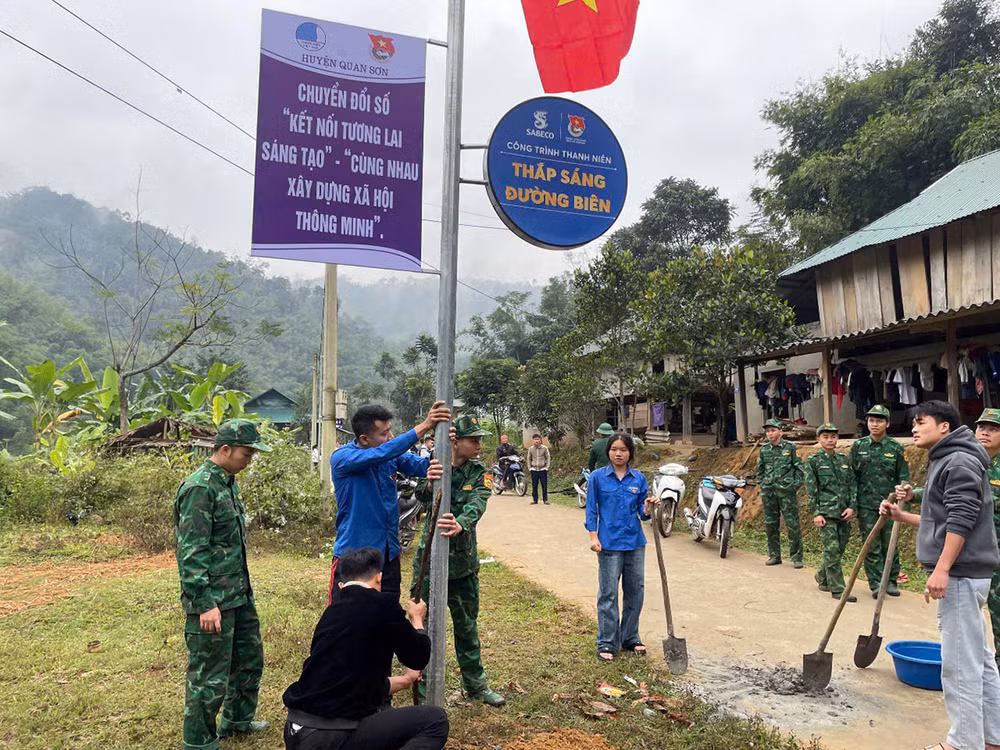 Tuổi trẻ địa phương và các đơn vị liên quan chung tay dựng cột "Thắp sáng đường biên". Tuổi trẻ địa phương và các đơn vị liên quan chung tay dựng cột "Thắp sáng đường biên".