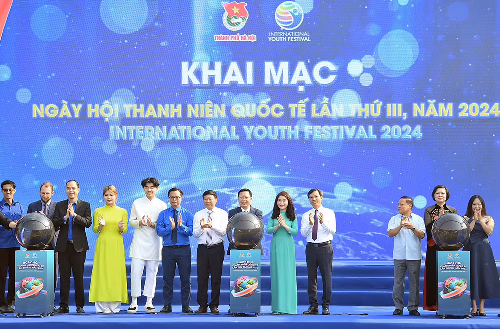 Bí thư Thành đoàn Hà Nội Chu Hồng Minh (thứ 5 từ phải sang) cùng đại diện các đơn vị liên quan thực hiện nghi lễ khai mạc Ngày hội.