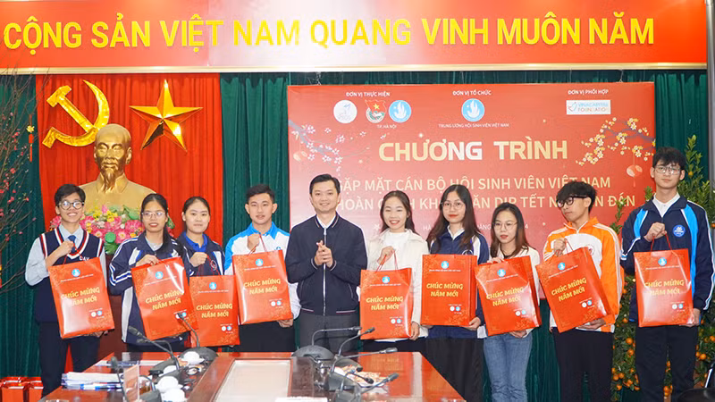 Bí thư Trung ương Đoàn, Chủ tịch Hội Sinh viên Việt Nam Nguyễn Minh Triết trao quà tặng cán bộ Hội Sinh viên và học sinh, sinh viên hoàn cảnh khó khăn.