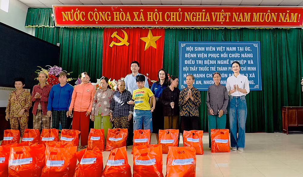 Đại biểu đoàn hành trình trao quà tặng đại diện các hộ gia đình khó khăn ở địa phương.