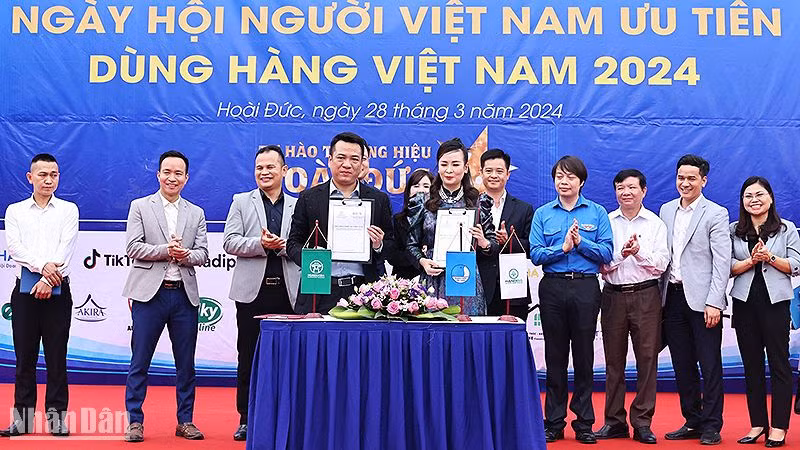 Đại diện các bên liên quan trao biên bản ký kết hợp tác tại Ngày hội. 