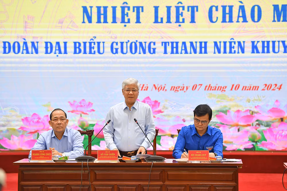 Đồng chí Đỗ Văn Chiến phát biểu ý kiến tại buổi gặp mặt.