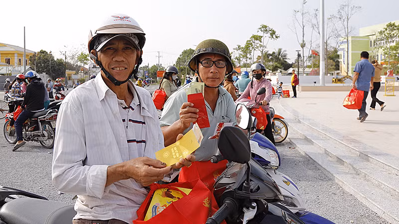 Người dân có hoàn cảnh khó khăn sau khi tham gia trò chơi hái lộc trong khuôn khổ chương trình "Tết sẻ chia, năm Rồng khởi sắc".