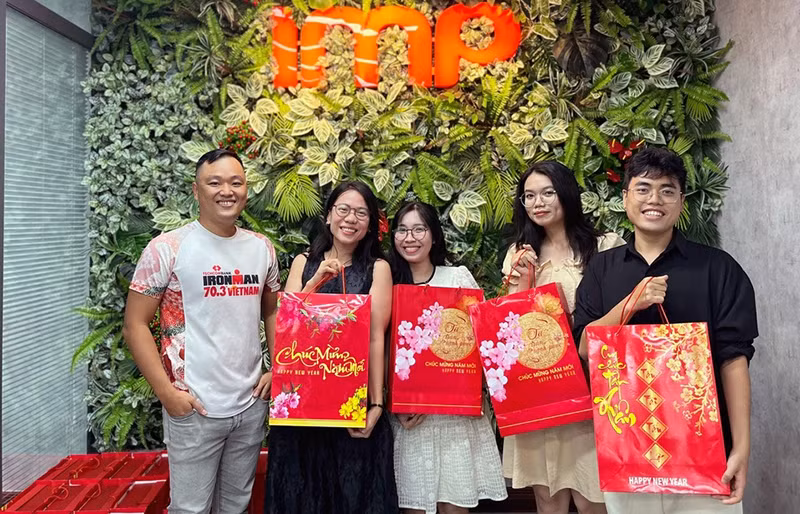 Võ Minh Quân (ngoài cùng bên trái) trao quà Tết tặng các cộng sự tại công ty. Võ Minh Quân (ngoài cùng bên trái) trao quà Tết tặng các cộng sự tại công ty.