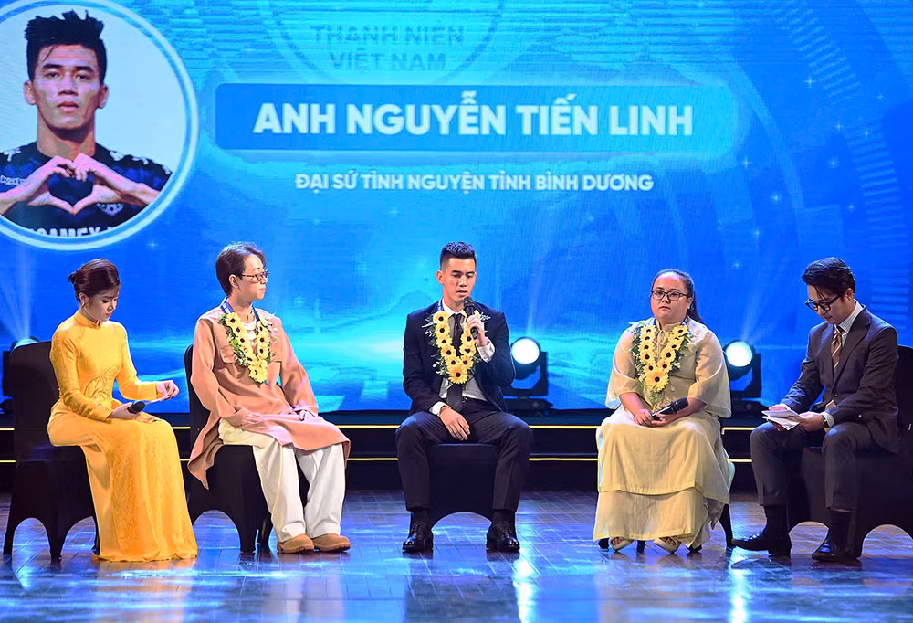 Chân sút Nguyễn Tiến Linh và các "Thanh niên sống đẹp" năm 2024 tại chương trình giao lưu trong khuôn khổ Gala. Chân sút Nguyễn Tiến Linh và các "Thanh niên sống đẹp" năm 2024 tại chương trình giao lưu trong khuôn khổ Gala.