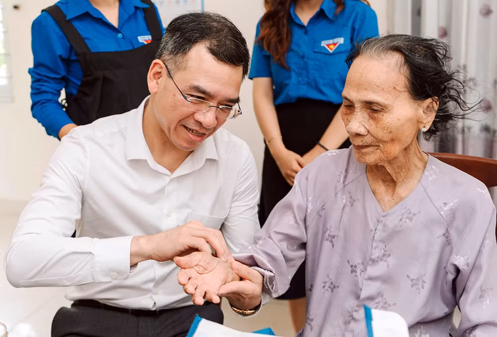 Cục trưởng Quản lý Khám chữa bệnh (Bộ Y tế), Phó Chủ tịch Hội Liên hiệp thanh niên Việt Nam, Chủ tịch Hội Thầy thuốc trẻ Việt Nam Hà Anh Đức đến thăm, kiểm tra sức khỏe các Bà mẹ Việt Nam Anh hùng. Cục trưởng Quản lý Khám chữa bệnh (Bộ Y tế), Phó Chủ tịch Hội Liên hiệp thanh niên Việt Nam, Chủ tịch Hội Thầy thuốc trẻ Việt Nam Hà Anh Đức đến thăm, kiểm tra sức khỏe các Bà mẹ Việt Nam Anh hùng.