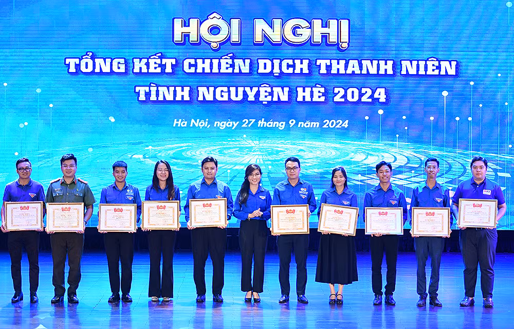 Phó Chủ tịch Thường trực Hội Sinh viên Việt Nam Hồ Hồng Nguyên (ở giữa) trao Bằng khen của Trung ương Đoàn tặng đại diện các đơn vị Đoàn, Hội thành phố Hà Nội tiêu biểu trong Chiến dịch "Thanh niên tình nguyện hè" năm 2024.