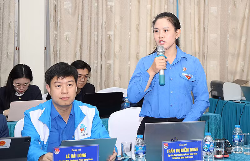 Các đại biểu trao đổi ý kiến về công tác Đoàn và phong trào thanh thiếu nhi năm vừa qua. Các đại biểu trao đổi ý kiến về công tác Đoàn và phong trào thanh thiếu nhi năm vừa qua.