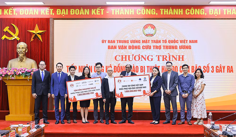 Phó Chủ tịch, Tổng Thư ký Ủy ban Trung ương Mặt trận Tổ quốc Việt Nam Nguyễn Thị Thu Hà (thứ 4 từ phải sang) tiếp nhận ủng hộ từ bạn bè quốc tế.