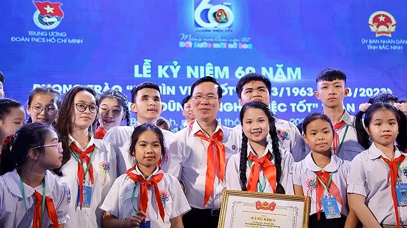 Chủ tịch nước Võ Văn Thưởng và các đại biểu thiếu nhi tại Lễ kỷ niệm 60 năm phong trào "Nghìn việc tốt" - 1 trong 10 sự kiện, hoạt động tiêu biểu của công tác Đoàn và phong trào thanh, thiếu nhi năm 2023.