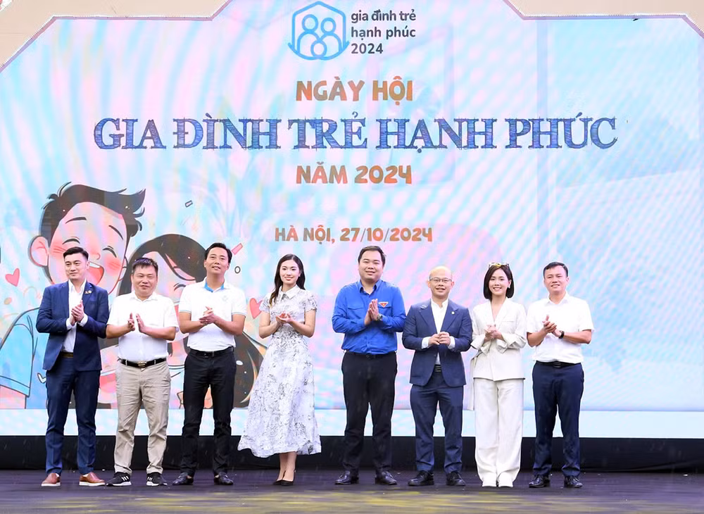 Đại diện Trung ương Hội Liên hiệp Thanh niên Việt Nam và các đơn vị liên quan thực hiện nghi thức khai mạc Ngày hội "Gia đình trẻ hạnh phúc". Đại diện Trung ương Hội Liên hiệp Thanh niên Việt Nam và các đơn vị liên quan thực hiện nghi thức khai mạc Ngày hội "Gia đình trẻ hạnh phúc".