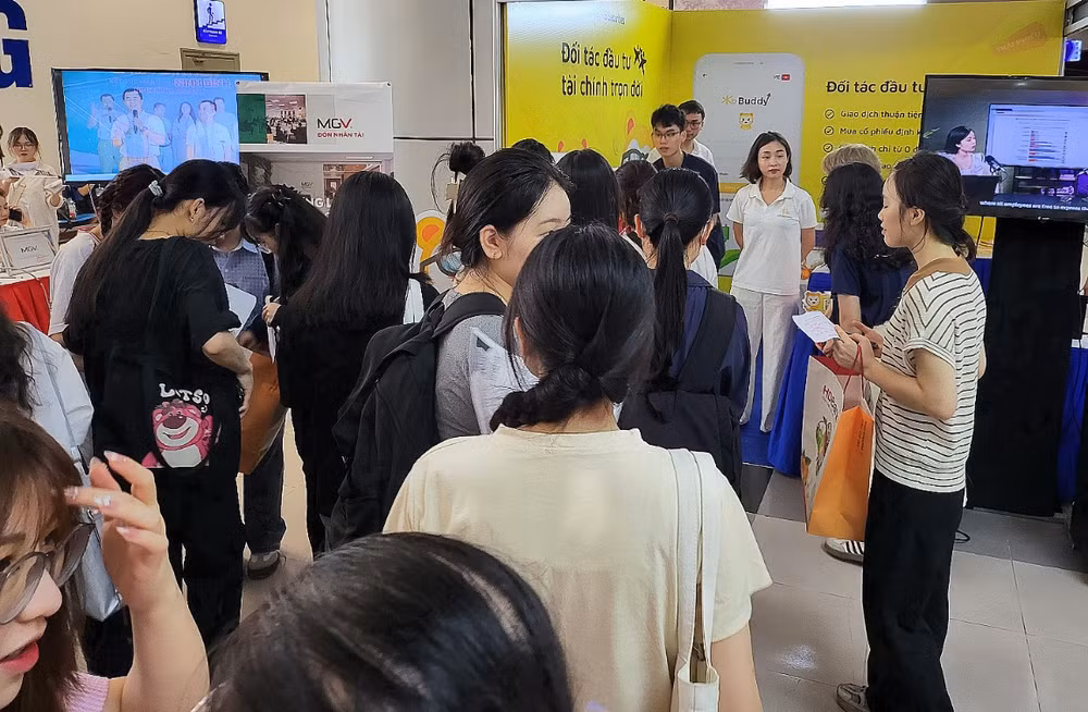 Các bạn trẻ xếp hàng chờ tới lượt phỏng vấn trực tiếp tại Ngày hội. Các bạn trẻ xếp hàng chờ tới lượt phỏng vấn trực tiếp tại Ngày hội.