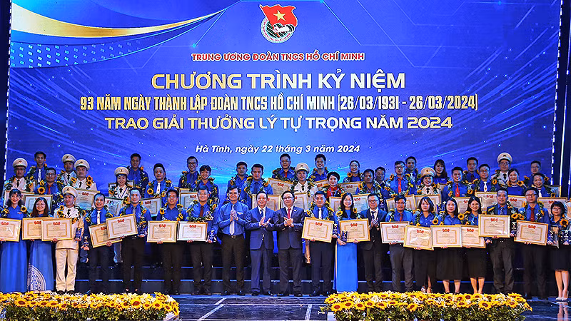 Các đồng chí lãnh đạo Đảng, Nhà nước, bộ, ban, ngành cùng các cá nhân giành Giải thưởng Lý Tự Trọng năm 2024.