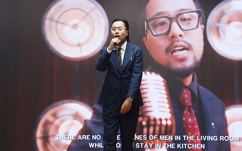 Các nghệ sĩ biểu diễn những nhạc phẩm về vấn đề bình đẳng giới tại buổi lễ. Các nghệ sĩ biểu diễn những nhạc phẩm về vấn đề bình đẳng giới tại buổi lễ.