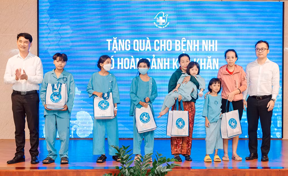 Ban tổ chức trao quà tặng bệnh nhi hoàn cảnh khó khăn tại Bệnh viện Đà Nẵng. Ban tổ chức trao quà tặng bệnh nhi hoàn cảnh khó khăn tại Bệnh viện Đà Nẵng.