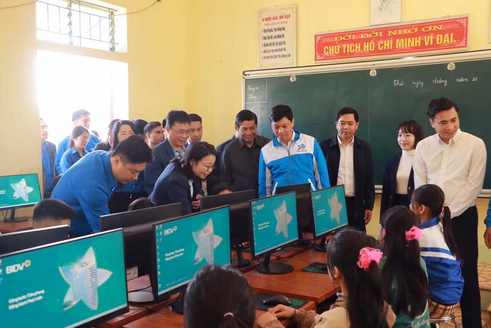 Một trong những "Phòng tin học cho em" tại tỉnh Nghệ An. Một trong những "Phòng tin học cho em" tại tỉnh Nghệ An.
