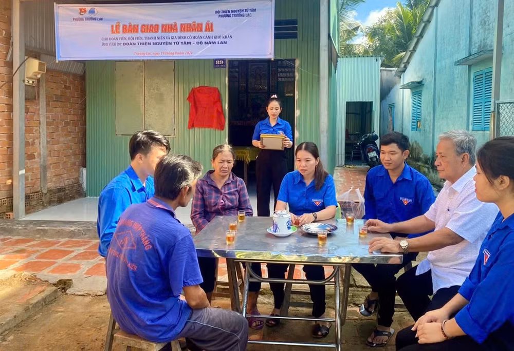 Lễ bàn giao một trong những ngôi "Nhà nhân ái chăm lo cho đồng bào tôn giáo". Lễ bàn giao một trong những ngôi "Nhà nhân ái chăm lo cho đồng bào tôn giáo".