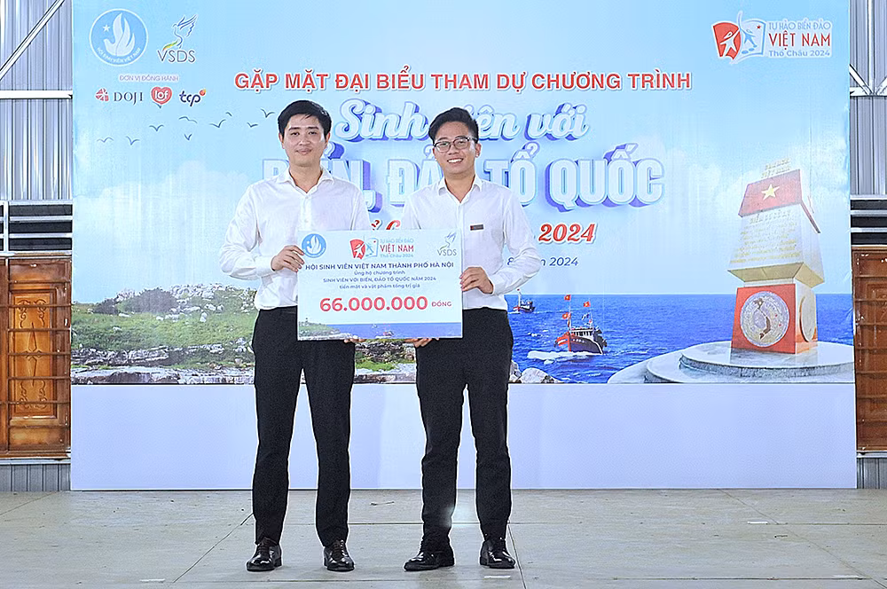 Giám đốc Trung tâm Hỗ trợ và Phát triển sinh viên Việt Nam, Phó Trưởng đoàn Hành trình Lâm Tùng (bên trái) tiếp nhận biển tượng trưng các công trình sinh viên sẽ triển khai trên đảo từ đại diện Hội Sinh viên các cấp. Giám đốc Trung tâm Hỗ trợ và Phát triển sinh viên Việt Nam, Phó Trưởng đoàn Hành trình Lâm Tùng (bên trái) tiếp nhận biển tượng trưng các công trình sinh viên sẽ triển khai trên đảo từ đại diện Hội Sinh viên các cấp.