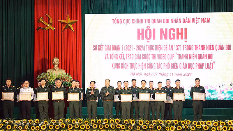 Đại diện lãnh đạo Tổng cục Chính trị Quân đội nhân dân Việt Nam trao Bằng khen tuyên dương các điển hình lan tỏa tinh thần thượng tôn pháp luật trong thanh niên quân đội.