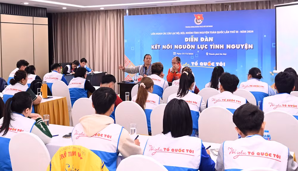 Các đại biểu tham gia diễn đàn chuyên đề về kết nối nguồn lực tình nguyện trong khuôn khổ Liên hoan.