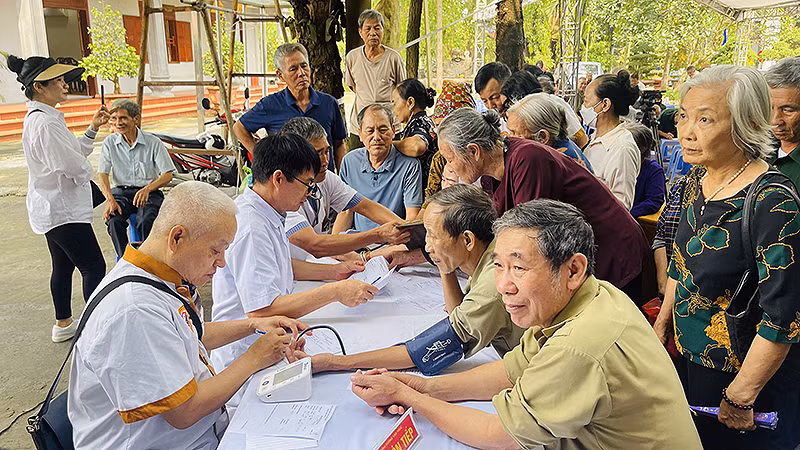 Đông đảo người có công, người cao tuổi đến với Hành trình.