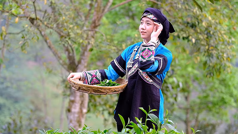 Thí sinh Lồ Phà Tú Anh và bộ trang phục truyền thống dân tộc Bố Y trong tác phẩm dự thi. 