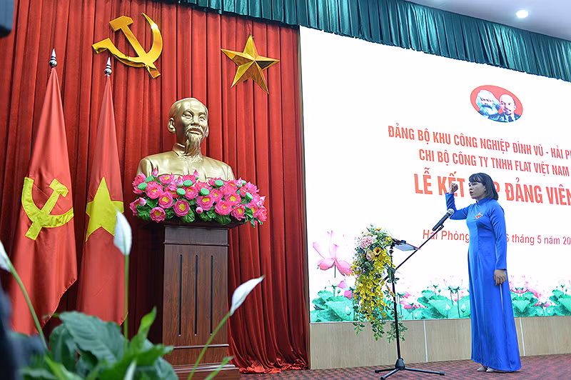 Đoàn viên ưu tú Phạm Thị Thành tuyên thệ khi được vinh dự đứng vào hàng ngũ của Đảng ngay trong khuôn khổ Lễ ra quân Chiến dịch. Được biết, chị Thành làm việc tại một công ty có 100% vốn đầu tư nước ngoài.