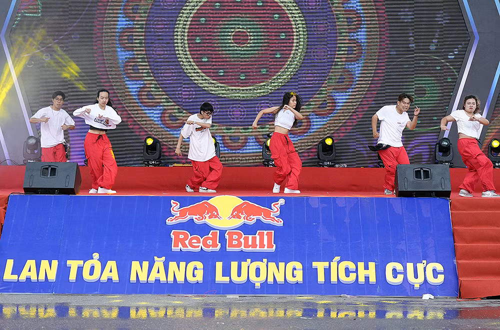 Thanh niên công nhân thỏa sức thể hiện tài năng tại Ngày hội. Thanh niên công nhân thỏa sức thể hiện tài năng tại Ngày hội.
