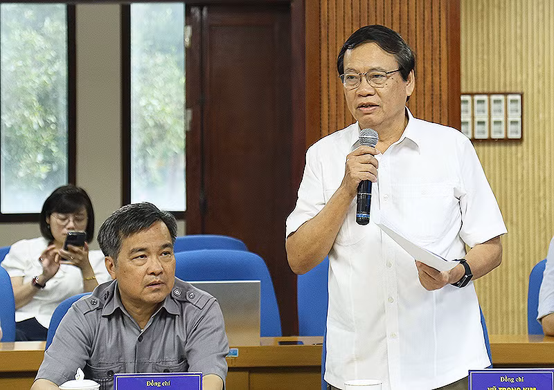 Đồng chí Vũ Trọng Kim cho ý kiến về chức năng, nhiệm vụ của Hội trong dự thảo Báo cáo. Đồng chí Vũ Trọng Kim cho ý kiến về chức năng, nhiệm vụ của Hội trong dự thảo Báo cáo.