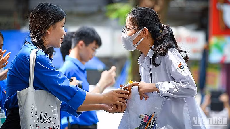 Tình nguyện viên chương trình "Tiếp sức mùa thi" hỗ trợ thí sinh trong kỳ thi tốt nghiệp trung học phổ thông.