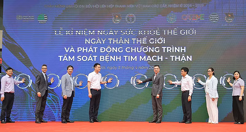 Đại diện Trung ương Hội Liên hiệp Thanh niên Việt Nam, Trung ương Hội Thầy thuốc trẻ Việt Nam và các đơn vị liên quan thực hiện nghi lễ khởi động chương trình.