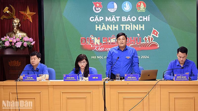 Trưởng Ban Tuyên giáo Trung ương Đoàn Nguyễn Thái An (đứng) và các Phó Chủ tịch Thường trực Hội Liên hiệp Thanh niên Việt Nam, Hội Sinh viên Việt Nam, Hội đồng Đội Trung ương trao đổi thông tin về Hành trình. 