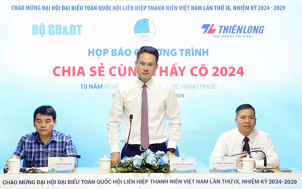Đồng chí Nguyễn Kim Quy trao đổi thông tin về chương trình. Đồng chí Nguyễn Kim Quy trao đổi thông tin về chương trình.