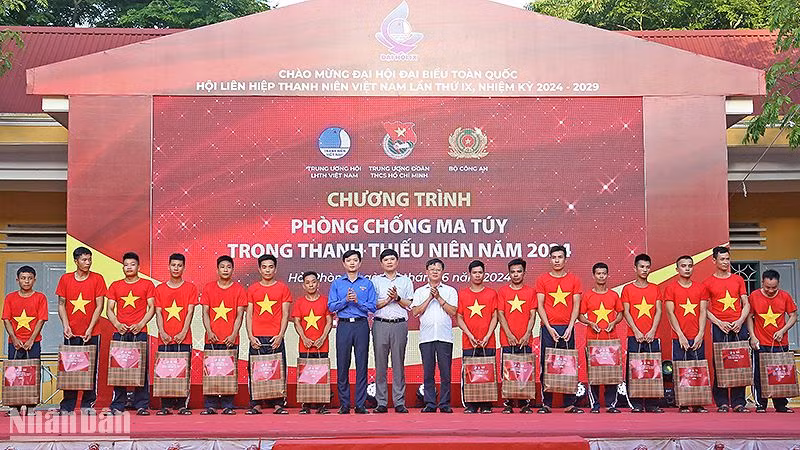 Đại diện Ban tổ chức chương trình trao quà tặng học viên Cơ sở cai nghiện ma túy Gia Minh (xã Gia Minh, huyện Thủy Nguyên, thành phố Hải Phòng).