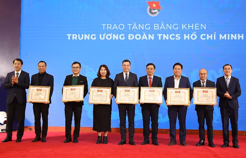 Thứ trưởng Y tế Trần Văn Thuấn, Bí thư Trung ương Đoàn Ngô Văn Cương (lần lượt ngoài cùng bên phải và bên trái) trao Bằng khen của Trung ương Đoàn tặng đại diện tập thể, cá nhân.