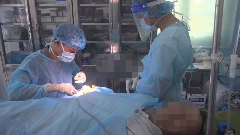 Bệnh nhân Nguyễn Hữu Vinh đang được xử lý vết thương. (Ảnh: CTV HQ)
