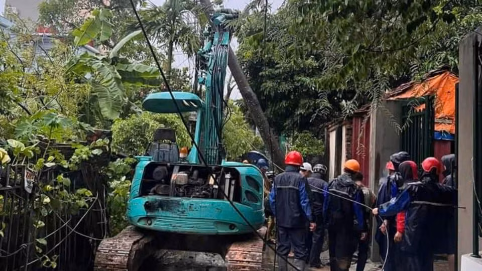 Lực lượng Công an Vĩnh Phúc dọn dẹp cây đổ do bão; thu dọn đường phố. Ảnh: HÀ HỒNG HÀ