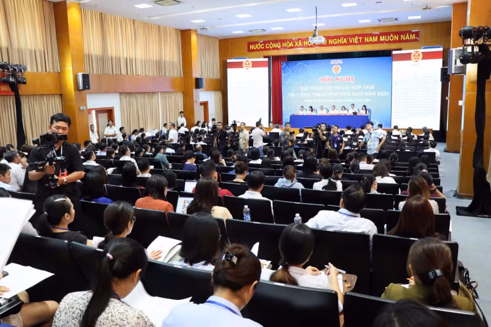 Quang cảnh hội nghị đối thoại sáng 27/9 tại Cục Thuế TP Hồ Chí Minh Quang cảnh hội nghị đối thoại sáng 27/9 tại Cục Thuế TP Hồ Chí Minh