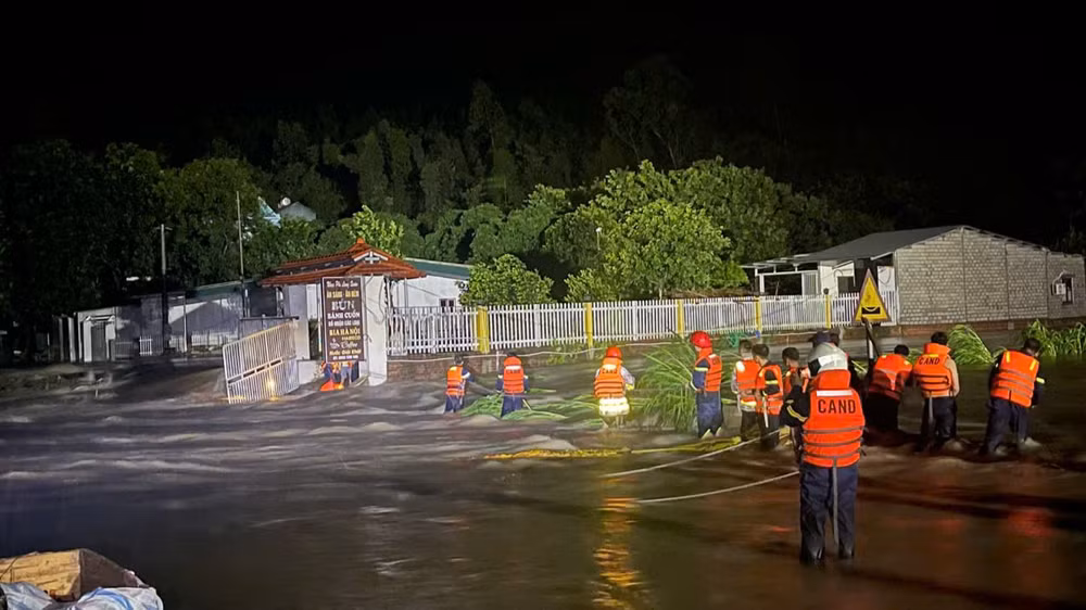 Công an Vĩnh Phúc xuyên đêm hỗ trợ một gia đình mắc kẹt trong bão tại thôn Tân Tiến, xã Đạo Trù, huyện Tam Đảo. Đến khoảng 5 giờ ngày 8/9, tổ cứu nạn cứu hộ đã cứu được 3 người dân bị mắc kẹt ra ngoài và đến nơi an toàn. Ảnh: HÀ HỒNG HÀ