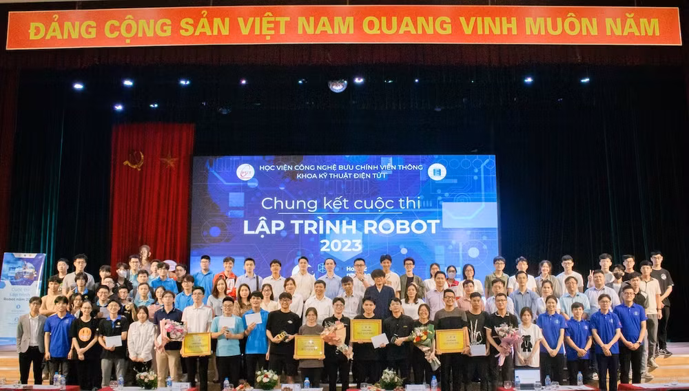 TS Vũ Tuấn Lâm, Phó Giám đốc Học viện, Giáo sư Kou Yamada cùng các thầy cô giáo, đại biểu, đại diện doanh nghiệp Nhật Bản, Việt Nam chụp ảnh cùng các đội thi