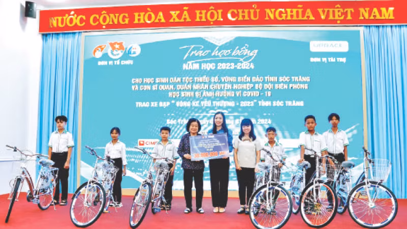 Nguyên Phó Chủ tịch nước Trương Mỹ Hoa trao học bổng và xe đạp do Báo Thiếu niên Tiền phong tặng học sinh tỉnh Sóc Trăng có hoàn cảnh khó khăn.