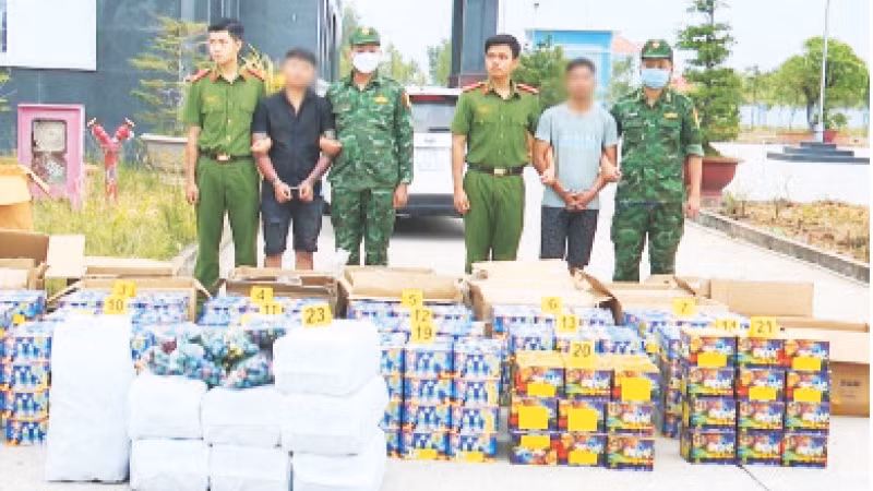 Lực lượng chức năng Long An bắt giữ hai đối tượng vận chuyển gần 1 tấn pháo lậu tại địa bàn xã Tân Lập, Mộc Hóa vào ngày 3/1/2024. Lực lượng chức năng Long An bắt giữ hai đối tượng vận chuyển gần 1 tấn pháo lậu tại địa bàn xã Tân Lập, Mộc Hóa vào ngày 3/1/2024.