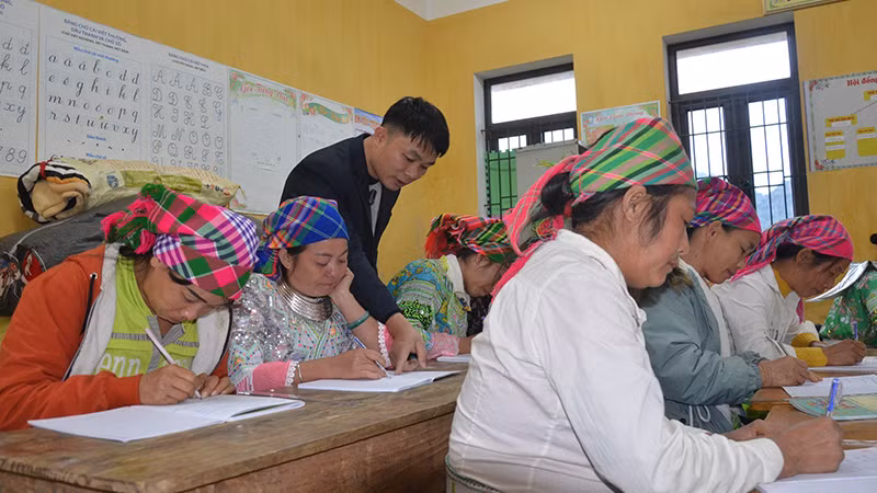 Một giờ học ở lớp xóa mù chữ tại điểm trường Sáo Sào, xã Thượng Quan, huyện Ngân Sơn (Bắc Kạn). 